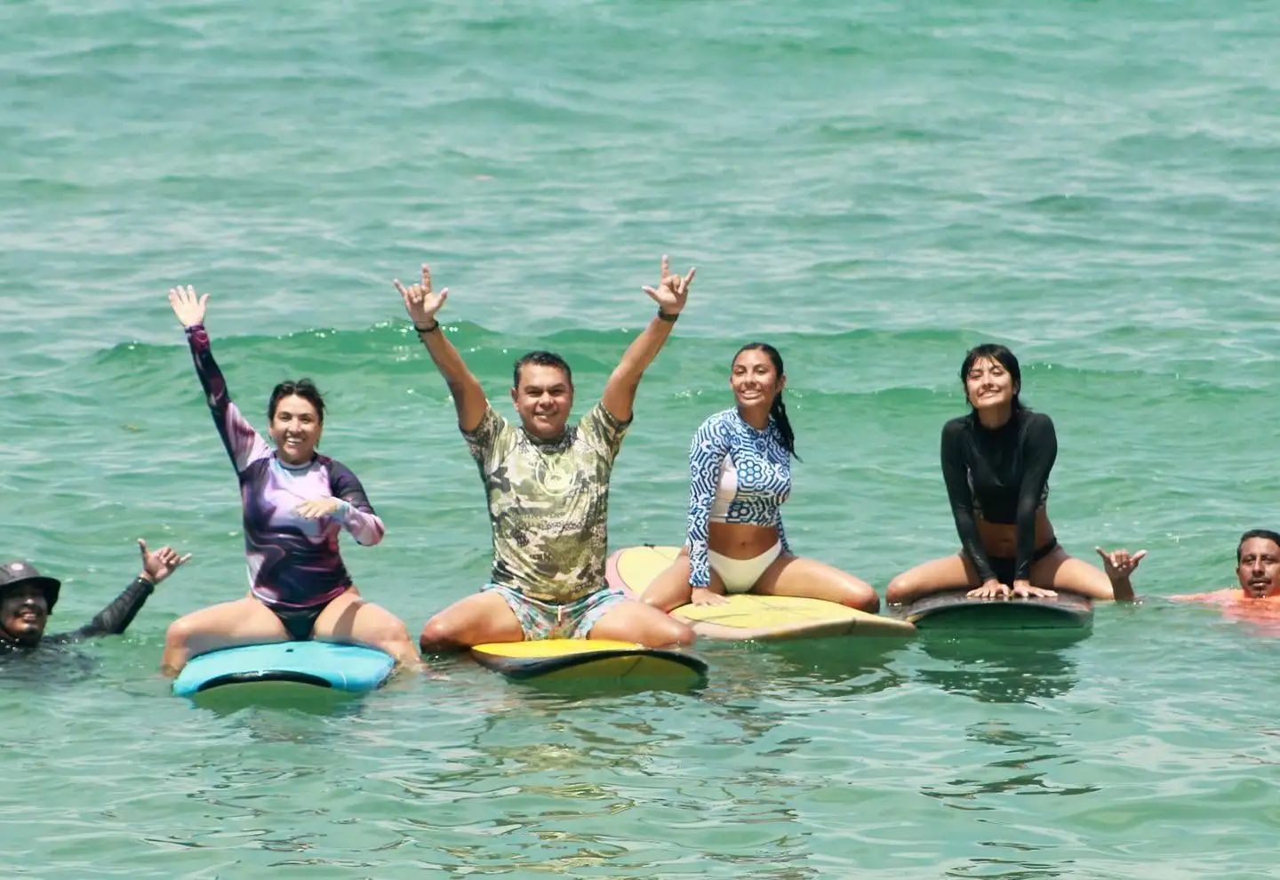 Clase grupal de surf en Puerto Escondido, Oaxaca